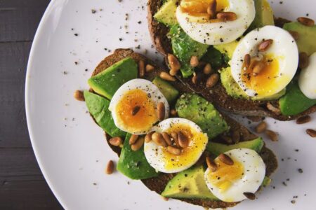 Keto jídelníček: proteinový toast s avokádem a vejci.
