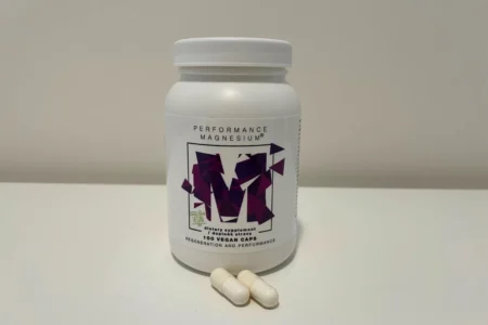 Detailní pohled na balení Performance Magnesium od BrainMax se dvěma ukázkovými kapslemi.